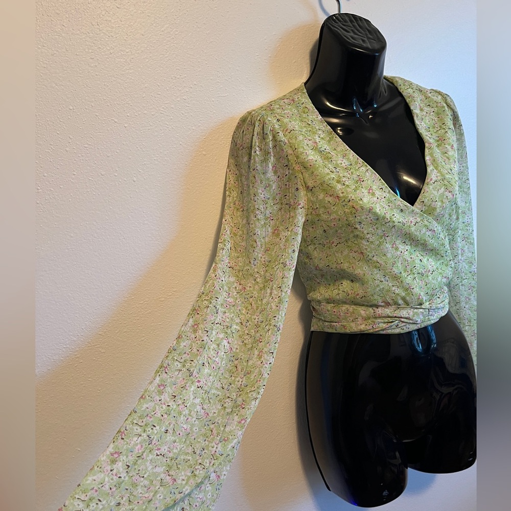 Lulus sweet spring green floral long sleeved crop wrap top XS NWT - Picture 3 of 6
